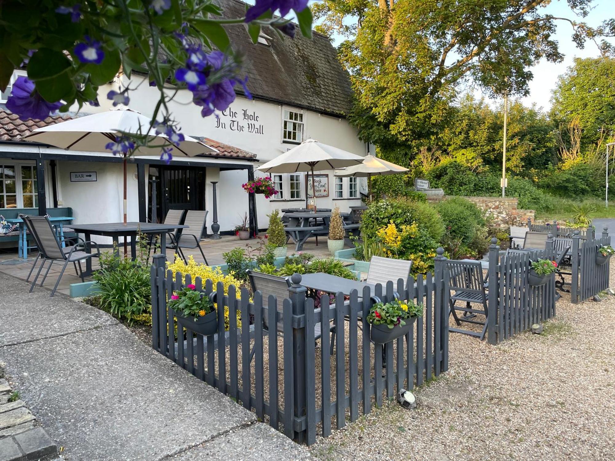 The Hole In The Wall Hotel Little Wilbraham Exterior photo